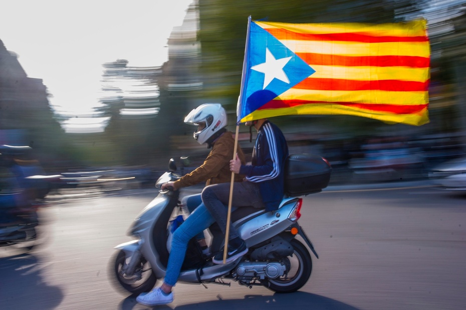 Katalończycy chcą się oddzielić od Hiszpani. fot.  	PAP/EPA/ENRIC FONTCUBERTA