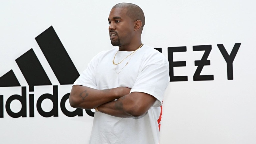 Adidas oficjalnie zrywa współpracę z Kanye Westem. (fot. Twitter/@PopCrave)