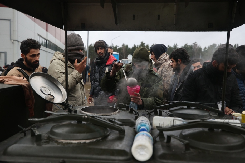 Imigranci w Kuźnicy po białoruskiej stronie. Fot. PAP/EPA
