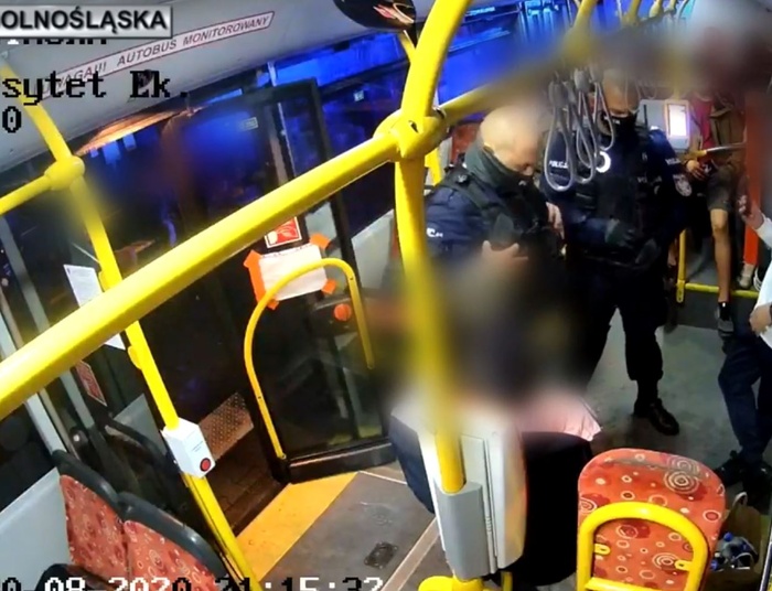 Spór o pasażera z hulajnogą w autobusie. Policja wyprowadziła go siłą na oczach dzieci