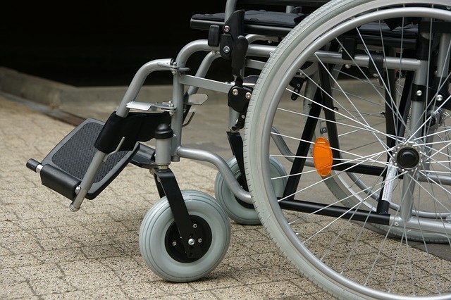 Niepełnosprawny musiał czołgać się podczas rozprawy