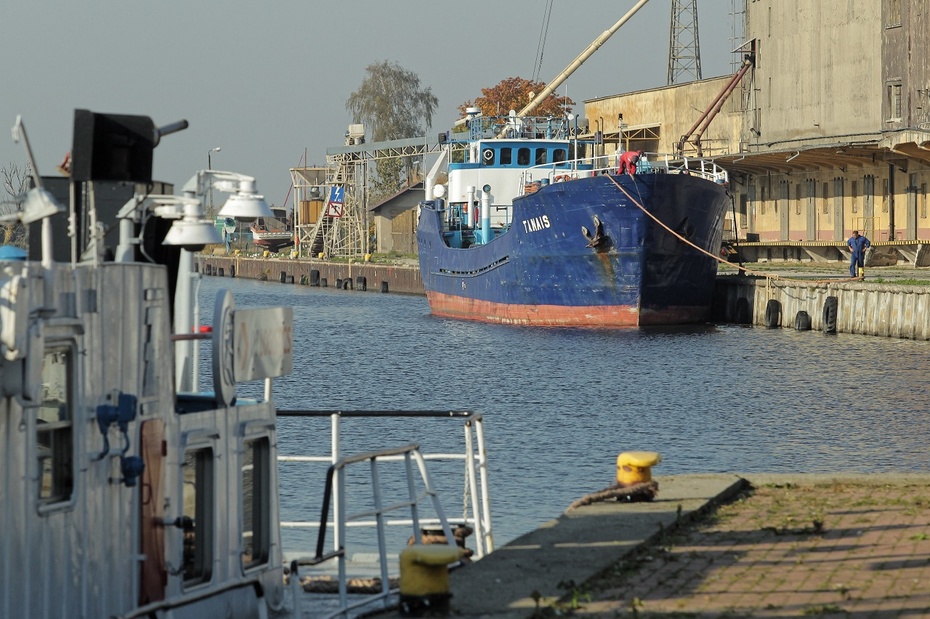 Towarowy port rzeczny na rzece Elbląg. Fot. Tomasz Waszczuk