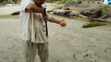 Człowiek z maczetą sprzedający kokosy. Puerto Viejo de Tamalanca. Ziem bez ziemi