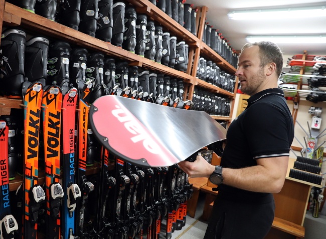 Wypożyczalnia sprzętu narciarskiego i snowboardowego w Zakopanem. Fot. PAP/Grzegorz Momot