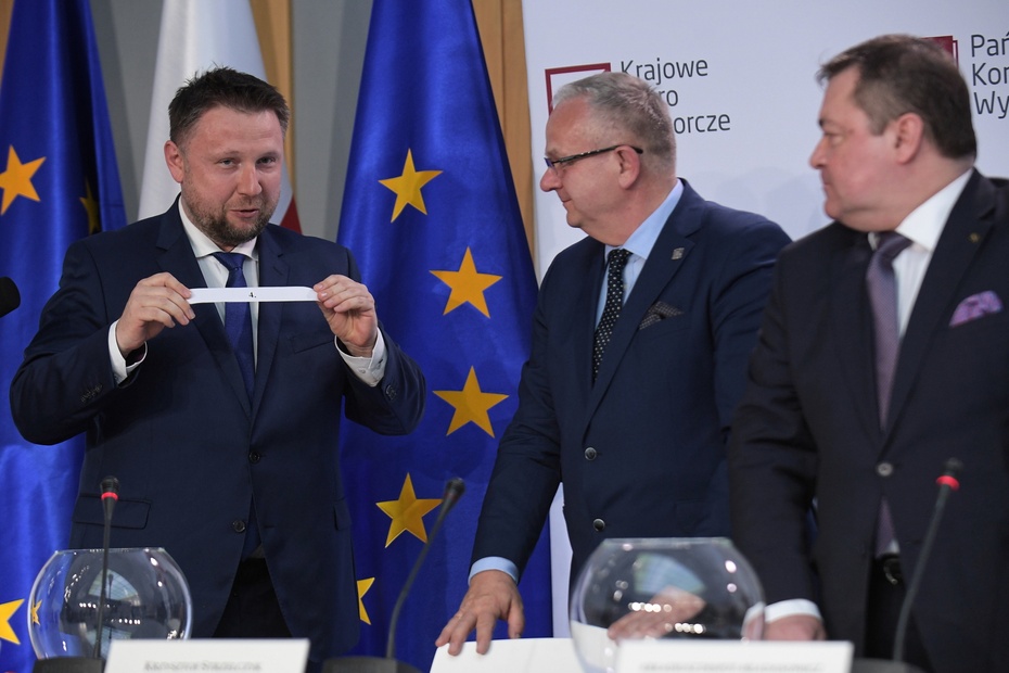 Numery list komitetów w eurowyborach wylosowane. fot. PAP/Marcin Obara