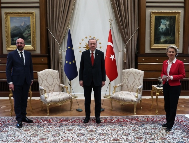 W środku prezydent Turcji Recep Tayyip Erdogan, z lewej szef RE Charles Michel, z prawej szefowa KE Ursula von der Leyen, a z tyłu 2 krzesła. Fot. PAP/EPA/PRESIDENTAL PRESS OFFICE
