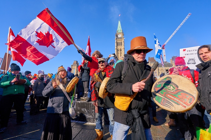 "Konwój wolności" przed parlamentem w Ottawie. Fot. PAP/EPA/ANDRE PICHETTE