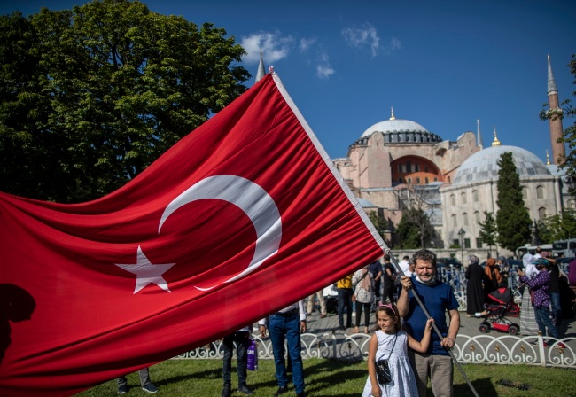 Tureccy muzułmanie cieszą się z przekształcenia Hagia Sofia z muzeum w meczet. Fot. PAP/EPA/ERDEM SAHIN