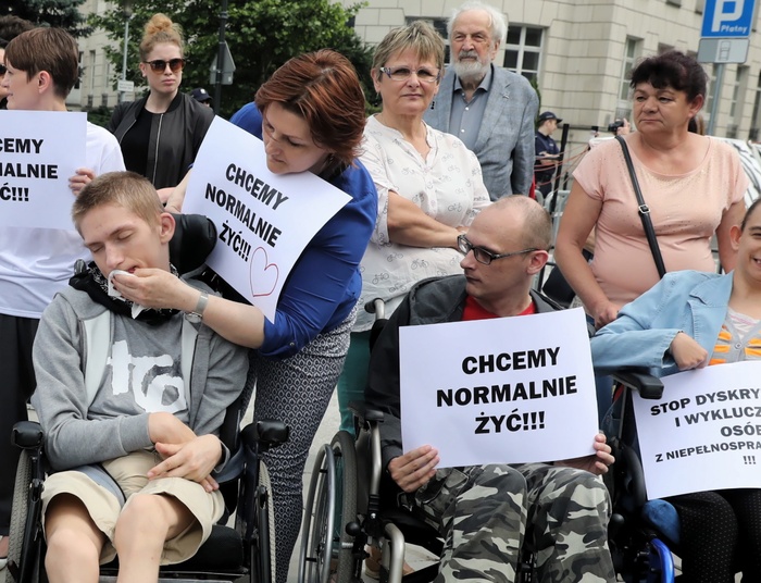 "Łajdacy, łajdacy" - ostre wystąpienia na wiecu poparcia dla niepełnosprawnych