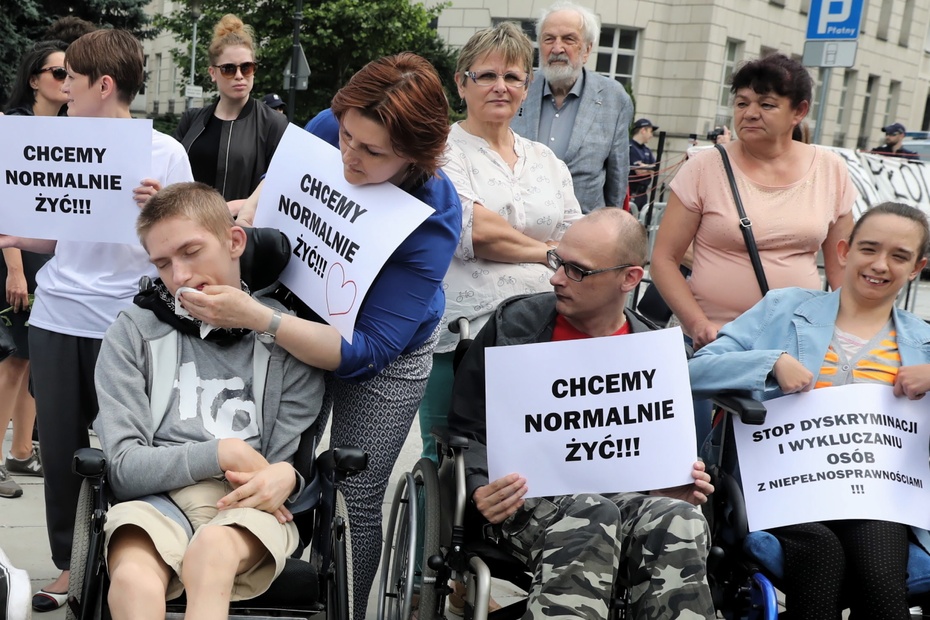 czestnicy manifestacji wsparcia dla rodziców osób niepełnosprawnych. Fot. PAP/Tomasz Gzell