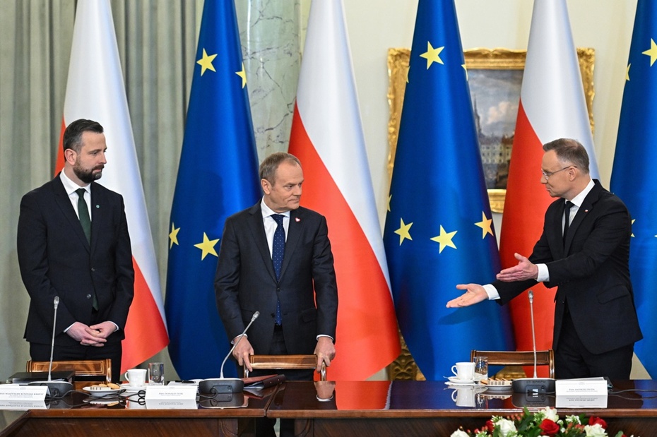 Prezydent Andrzej Duda (P), premier Donald Tusk (C) i wicepremier, szef MON, Władysław Kosiniak-Kamysz (L) na posiedzeniu Rady Gabinetowej. Fot. PAP/Radek Pietruszka