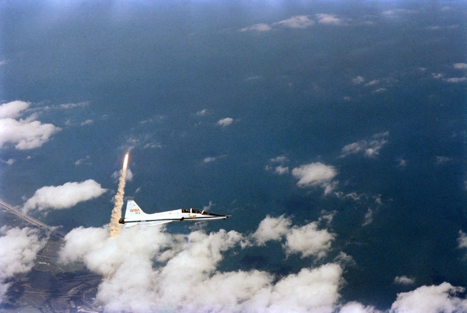 Startująca "Columbia" w misji STS-3. Widoczny T-38 "Talon" asystujący wahadłowcom. Zdjęcie: Archiwum NASA
