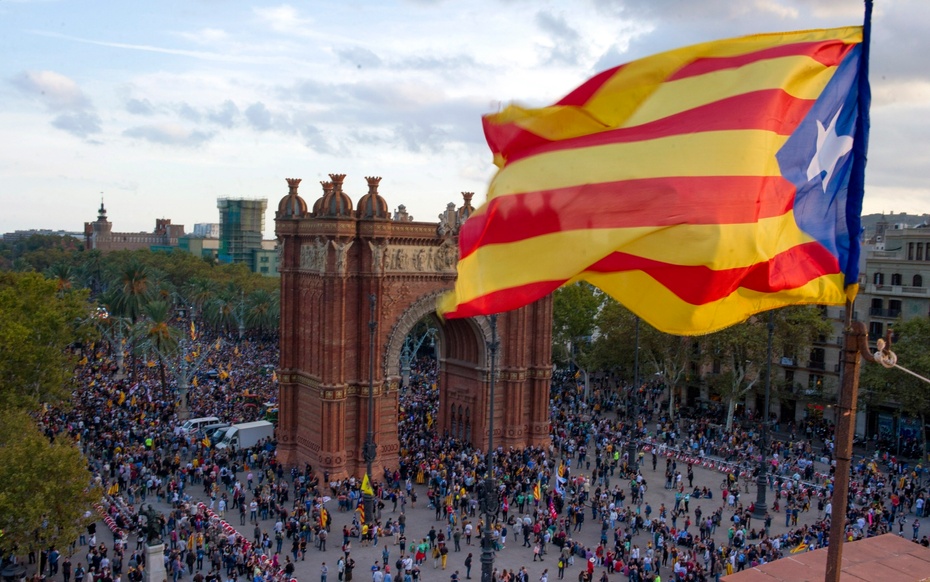 Katalonia chce negocjować z hiszpańskimi władzami. fot.  	PAP/EPA/ENRIC FONTCUBERTA