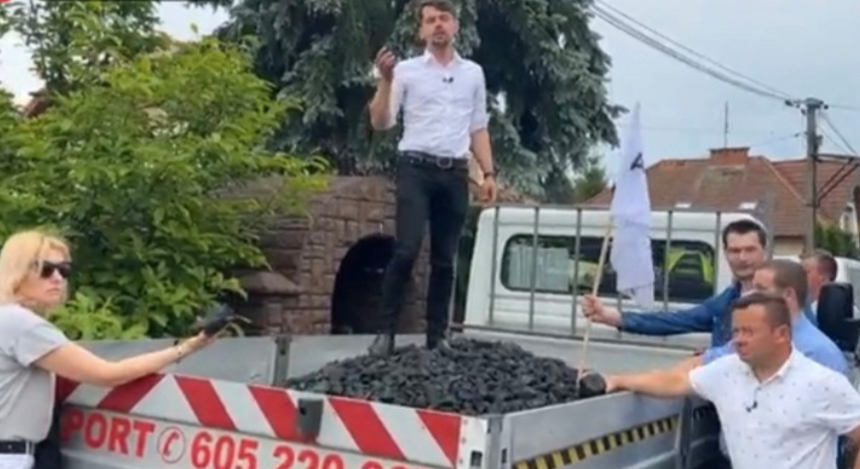 Michał Kołodziejczak stojąc przy aucie z węglem wygłosił swoje niezadowolenie związane z cenami surowca.  Źródło: Twitter/Paweł Drabik