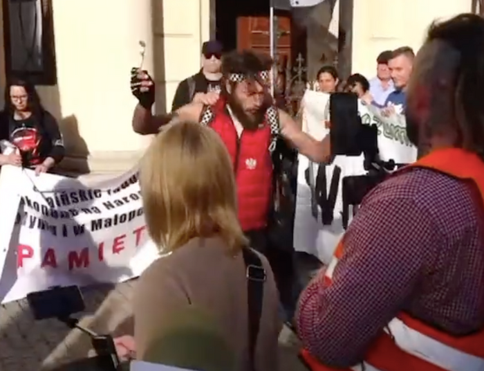 "On chce zdetonować", "odsuńcie się". Nagrali moment, gdy szaleniec kładzie pocisk