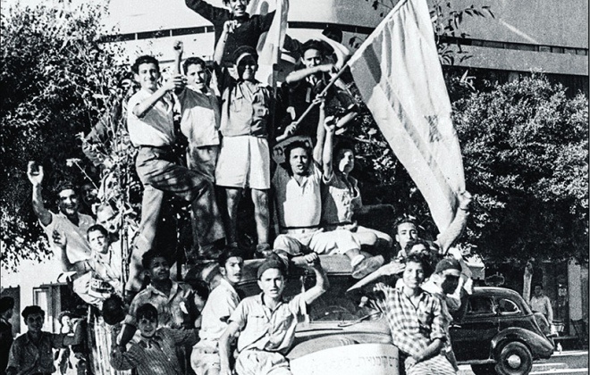 Radość na ulicach Tel Awiwu: 14 maja 1948 r., dzień proklamacji państwa Izrael. AFP / EAST NEWS