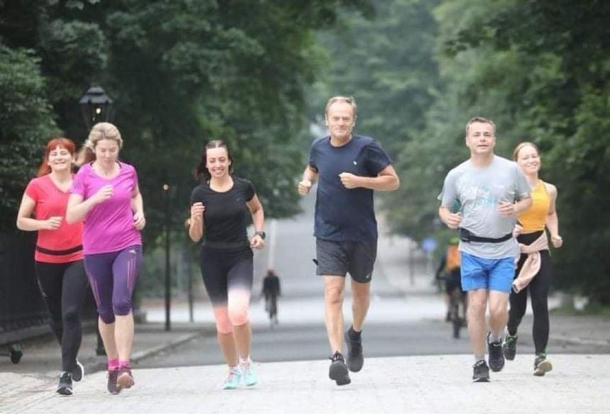 Donald Tusk w czasie joggingu w Warszawie.Fot: https://www.facebook.com/PlatformaObywatelska