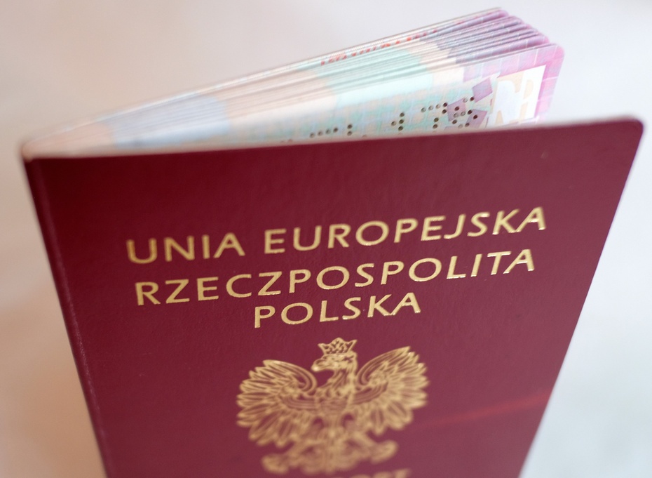 Polski paszport. Fot. PAP