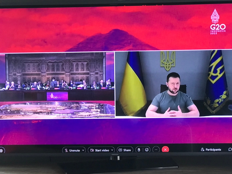Ukraiński prezydent wystąpił za pośrednictwem łącza wideo, wzywając do zaprzestania wojny. Fot. Twitter/Vincent Piket
