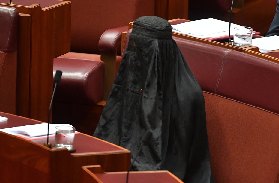 Polityk z Australii zjawiła się w parlamencie w burce fot. PAP/EPA/MICK TSIKAS