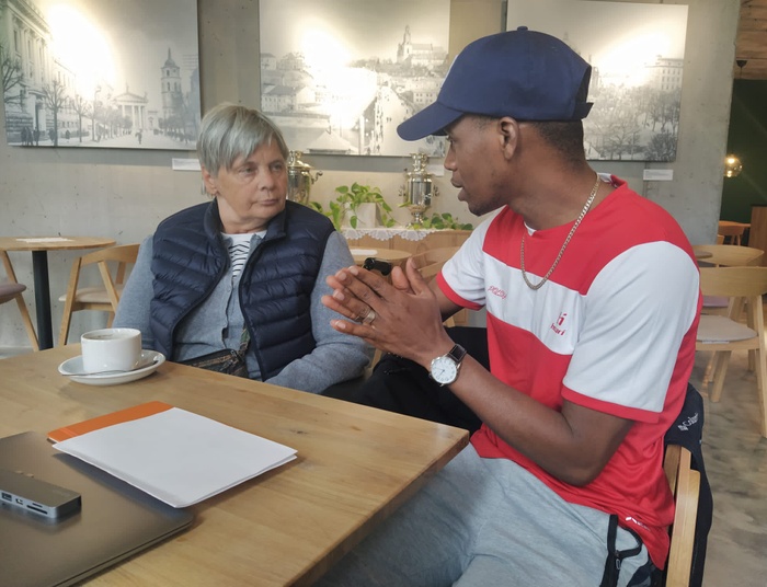 Awantura o migranta z Afryki, grozi mu deportacja. Internauci spierają się z Ochojską