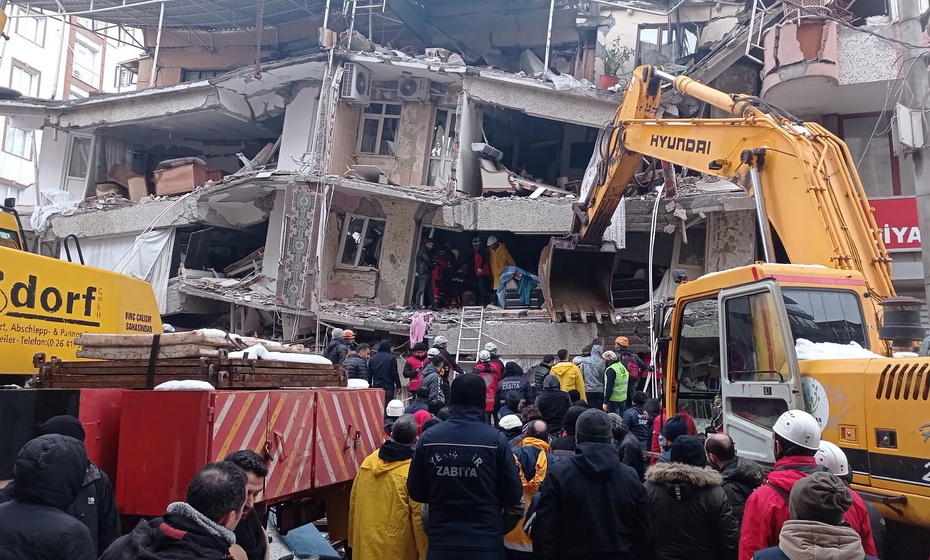 Liczba ofiar trzęsienia ziemi w Turcji wzrosła do 912 – podał turecki przywódca Recep Tayyip Erdogan. (fot. PAP/EPA)
