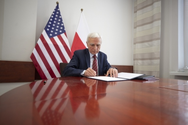 Piotr Naimski podpisuje umowę o współpracy przy atomie z USA. Fot. gov.pl
