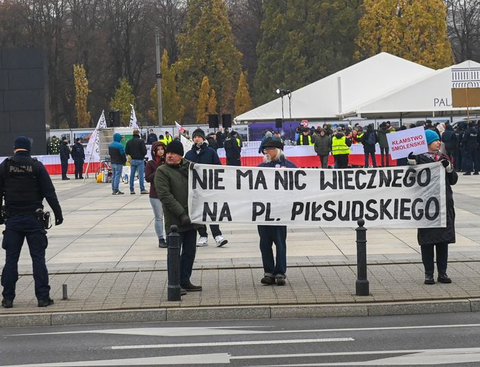 Policjant bronił Szczurka i aktywistów. W Republice zrzucił winę na wojsko