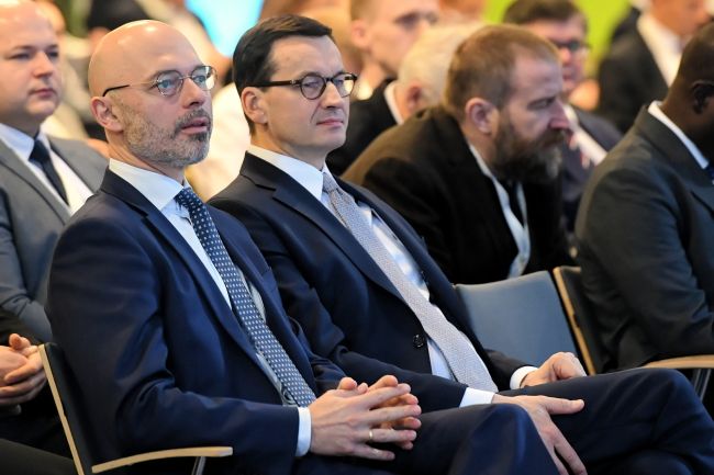 Premier Mateusz Morawiecki (2L) i minister klimatu Michał Kurtyka (L) podczas Global e-Mobility Forum 2019. Fot. PAP/Radek Pietruszka