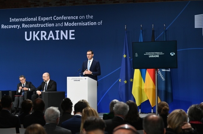 Premier RP Mateusz Morawiecki podczas sesji otwierającej konferencję w Berlinie, fot. PAP/Marcin Bielecki