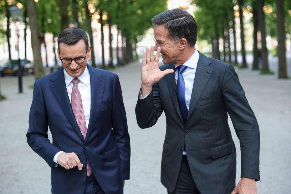 Premier Mateusz Morawiecki (L) i premier Królestwa Niderlandów Mark Rutte (P). Fot. PAP/Rafał Guz