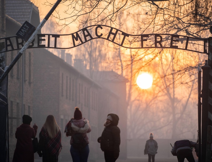 Holenderka hajlowała przy bramie Auschwitz-Birkenau. Mąż robił jej zdjęcie