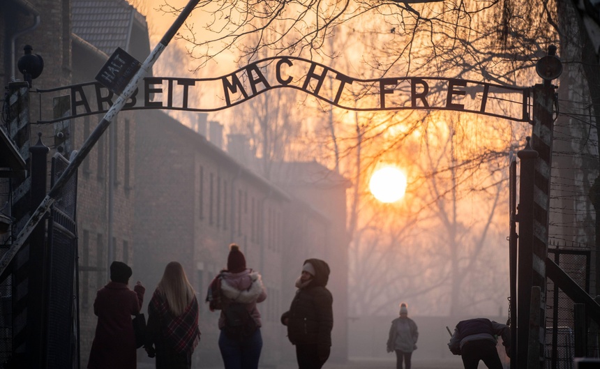 29-letnia obywatelka Holandii "hajlowała" w niedzielę przy bramie do byłego obozu zagłady Auschwitz-Birkenau. Fot. PAP