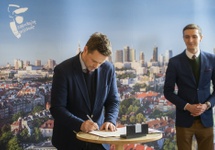 Prezydent stolicy Rafał Trzaskowski podpisał Deklarację LGBT+