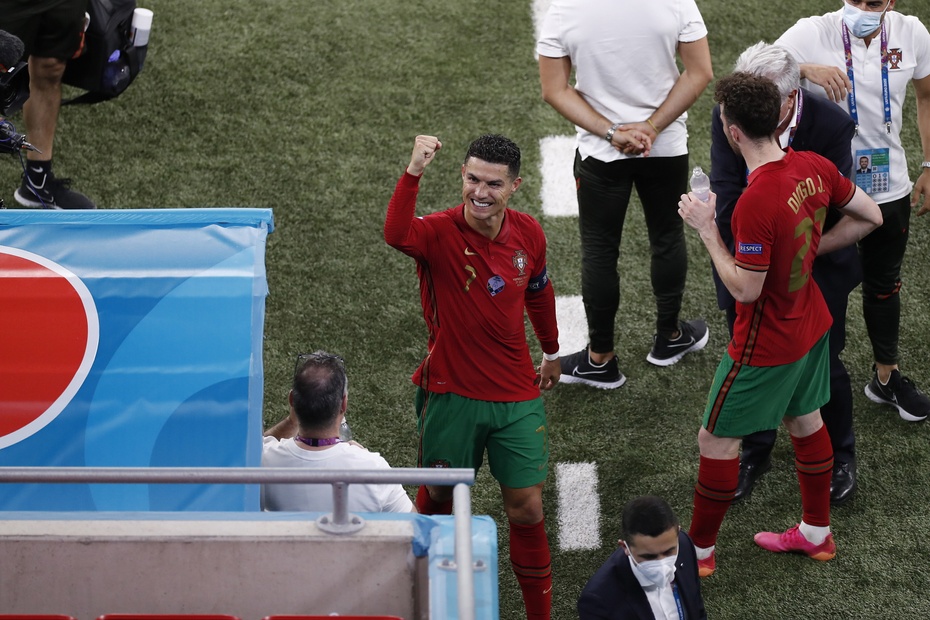 Ronaldo świętuje znakomity mecz i awans do fazy pucharowej Euro 2020. Fot. PAP/EPA