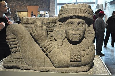 Mexico City - Muzeum Antropologiczne. Chac Mool - prekolumbijski ołtarz kamienny.