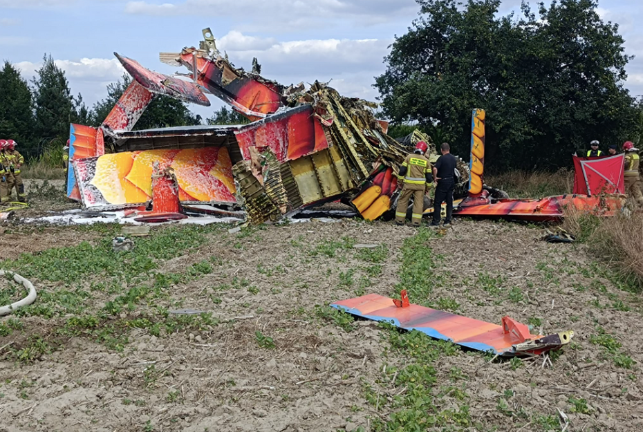 W miejscowości Glina w woj. łódzkim doszło do rozbicia małego samolotu podczas lądowania. Źródło: Policja