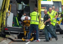 Ofiara zamachu w Christchurch przewożona do szpitala.