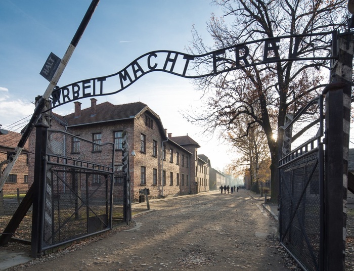 Dyrektor muzeum Auschwitz: Żyję w epoce największego hejtu. Głos zabiera jego brat