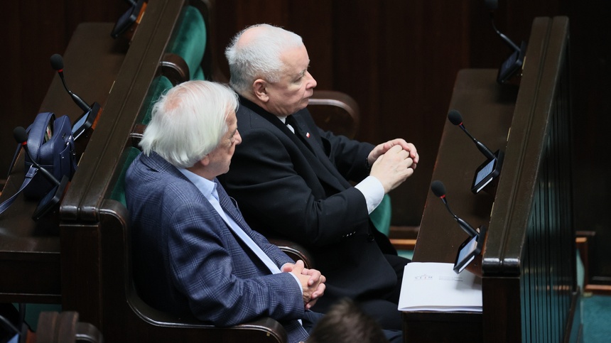 Według informacji portalu Wyborcza.biz, Jarosław Kaczyński miał zaakceptować decyzję o wypłaceniu 15. emerytury w 2023 roku. (fot. PAP)
