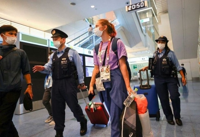 Kryscina Cimanouska na lotnisku w Tokio, fot Facebook/profil premiera Mateusza Morawieckiego