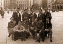 Rok 1966. Złota młodzież Krakowa lat 60. Stoją: pierwszy z lewej Adaś, drugi z lewej autor notki