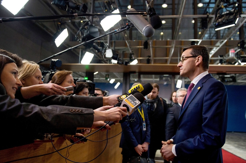 Premier Mateusz Morawiecki rozmawia z mediami w Brukseli, fot. PAP/Marcin Obara