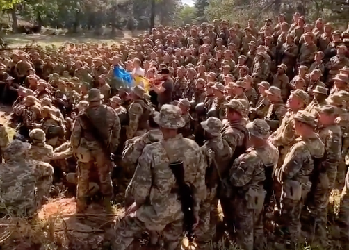 Ukraińscy żołnierze odśpiewali hymn Ukrainy. Źródło: Twitter/@Militarylandnet