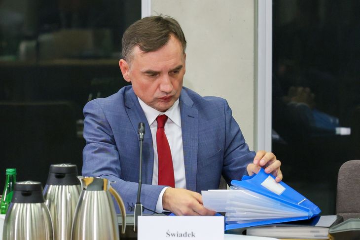 Sikorski unieważnił paszport dyplomatyczny Ziobry. Polityk nie może wyjeżdżać