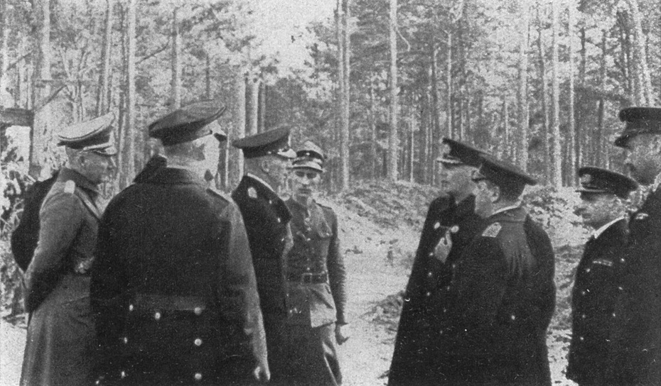 Admirał Unrug podczas przekazania w ręce niemieckie Helu po kapitulacji 1 października 1939 r. Zdjęcie: niemiecki album wojenny z 1940 roku