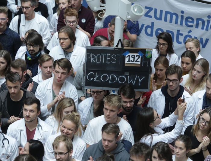 Lekarze rezydenci zawiesili protest głodowy