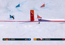Ledecka wygrywa slalom równoległy w snowbordzie. Kadr z transmisji TV.