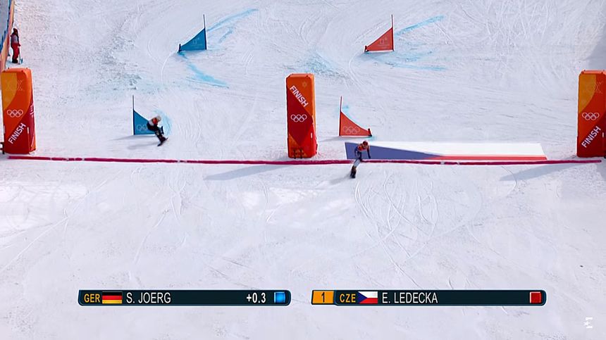 Ledecka wygrywa slalom równoległy w snowbordzie. Kadr z transmisji TV.