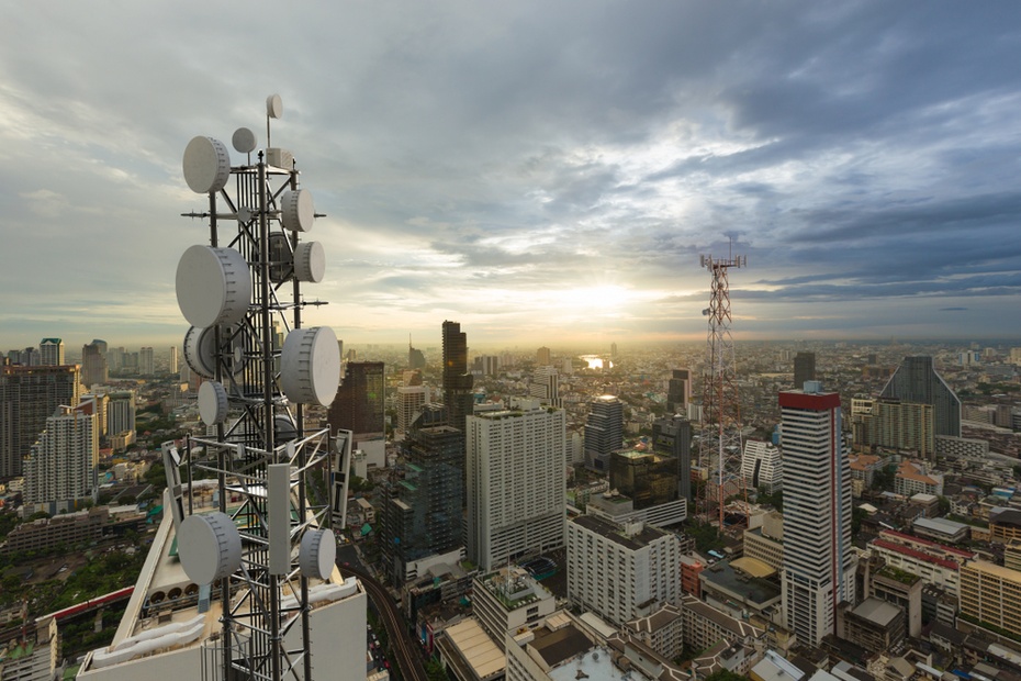 Wieża telekomunikacyjna z anteną sieci 5G. Fot. Shutterstock